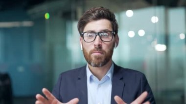 Webcam görüntüsü, fofmal takım elbiseli olgun iş adamı yatırımcı kameraya bakıyor çevrimiçi toplantı konferans konferansı ile konuşuyor video görüntüsü modern iş yerinde kapalı alanda konuşma uzaktan çalışma