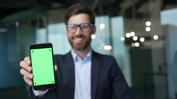 Sukces Dojrzały Biznesmen Freelancer Okulary Posiadają Smartfon Zielonym Ekranem Makieta — Wideo stockowe