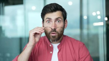 Şaşırmış iş adamının portresi bilgisayar ekranına bakıyor. İyi habere şaşırdım. Çok şaşırdım. Şok oldum, kadehleri fırlattım.