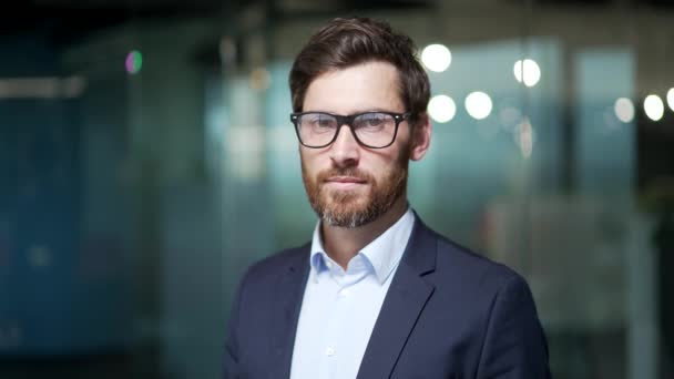 Porträt Eines Erfolgreichen Reifen Chefs Bärtiger Geschäftsmann Mit Brille Und — Stockvideo