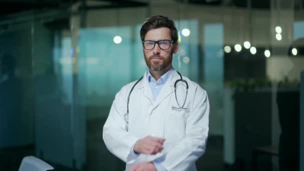 Portret Pewnego Siebie Dojrzałego Lekarza Chirurga Białej Szacie Stetoskopem Patrzącego — Wideo stockowe