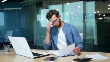 Hüsrana uğramış olgun iş adamı serbest çalışan, proje kapsamında kötü haber içeren bir mektup aldı. Çalışma yasası, maaş azaltma, yatırım düşüşü ya da iş yerindeki işten çıkarma uyarısı.