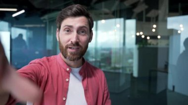 Pov kamera görüntüsü Olgun iş adamı serbest çalışan kameraman kameraya bakıyor ve çevrimiçi toplantı konferans konferansı ile konuşuyor. Akıllı telefondan cam iş yerinde konuşma. 