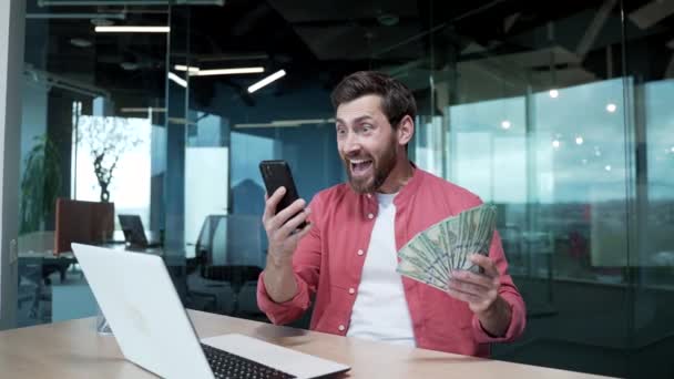 Overlykkelig Glad Moden Forretningsmand Modtager Besked Med Gode Nyheder Smartphone – Stock-video