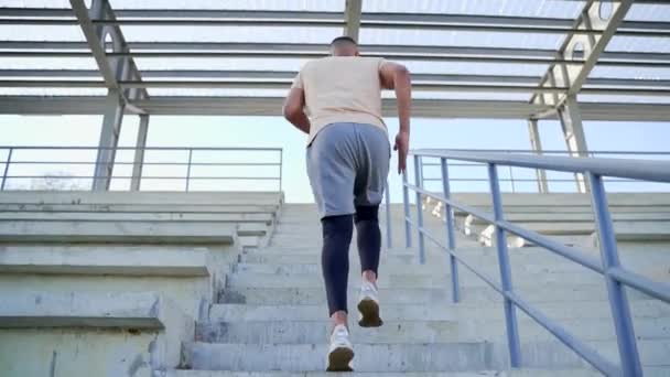뒷모습 경주를 선수들 계단을 올라가 운동을 경기장에서 열차를 남자가 결승선에서 — 비디오