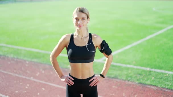 Şehir Stadyumunda Koşu Bandında Duran Formda Bir Bayan Koşucunun Portresi — Stok video
