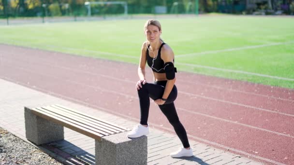 Kadın Koşucunun Stadyumda Yaralı Bir Bacağı Var Kadın Açık Havada — Stok video