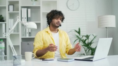 Çevrimiçi bilişim teknolojisi yazılımına ya da tele pazarlama operatörü erkek ekommerce 'ye yardım ve danışmanlık yapan müşteri çağrı acentesini destekleyin ya da web kullanıcısına kulaklık yardımıyla bizimle iletişime geçin