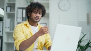 Genç girişimci, bir sunum için bir başlangıç projesi hazırlıyor. Çalışan serbest yazar, yaratıcı iş pozisyonu reklamcılığı şirketinde çalışırken dizüstü bilgisayarla yazı yazmayı düşünüyor.