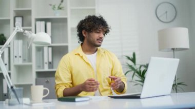 Sarı gömlekli iş adamı, iş arkadaşlarıyla çevrimiçi video görüşmesi yapıyor. Müşteri ortakları uzak online toplantı ya da konferans ofiste serbest programcı, kodlayıcı ya da çalışan girişimci konuşma yapıyor.