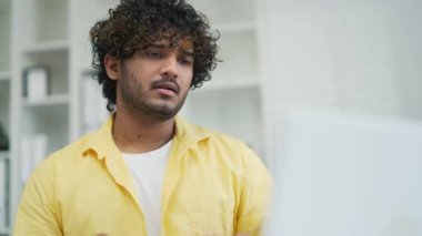 Sarı gömlekli iş adamı, iş arkadaşlarıyla çevrimiçi video görüşmesi yapıyor. Müşteri ortakları uzak online toplantı ya da konferans ofiste serbest programcı, kodlayıcı ya da çalışan girişimci konuşma yapıyor.