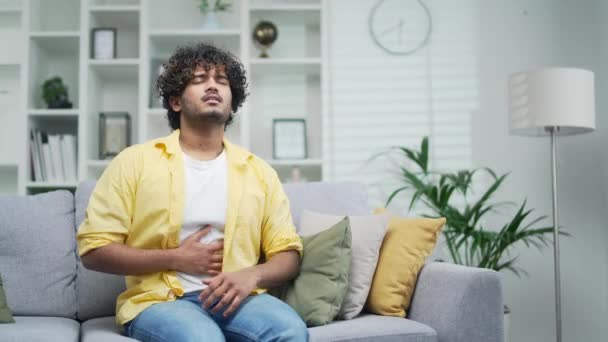 一位年轻貌美的男子在家中坐坐时 突然出现腹痛 消化不良等症状 — 图库视频影像