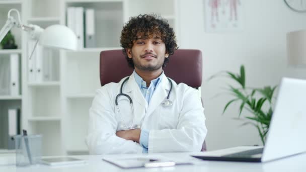 Retrato Bonito Terapeuta Masculino Médico Sentado Local Trabalho Clínica Moderna — Vídeo de Stock