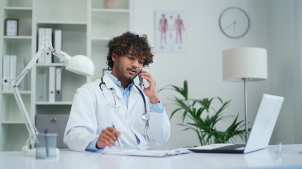 Behandla Läkare Som Talar Telefon Med Patienten Sitter Moderna Kontor — Stockvideo