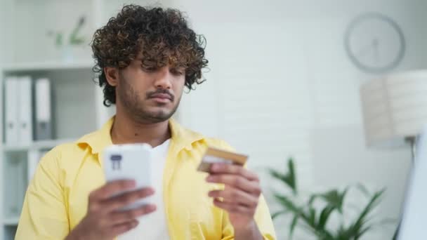 인터넷 피해자 Upset Indian Man Sitting Office Home Holds Card — 비디오