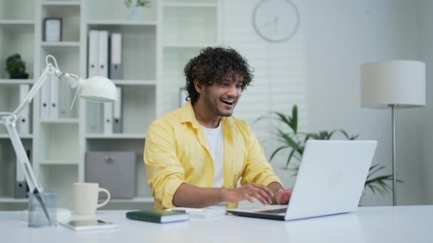 幸せなビジネスマンの従業員は ノートパソコンのコンピュータ画面を見て良いニュースで電子メールを受け取る 良い結果のメッセージフリーランスの労働者が通知を読むオフィスの屋内で喜びを獲得 — ストック動画