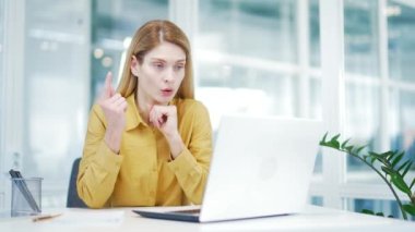 Laptop bilgisayarında çalışan düşünceli, olgun iş kadını girişimci problem çözmede işaret parmağı bulma çözümü ya da modern işyerindeki yeni proje için başarılı bir fikir.