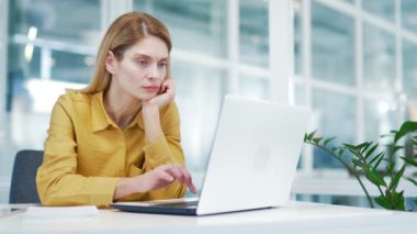 Motivasyonsuz, olgun, sarışın, iş kadını girişimci modern cam iş yerinde şans eseri daktilo eden stresli bir kadın ofis projesinden sonra aşırı yorgunluk hisseder.