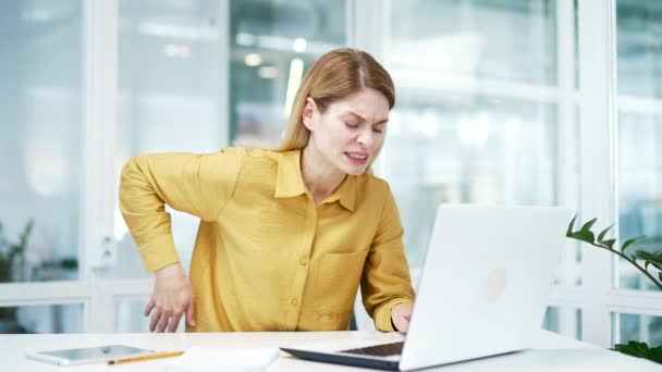 Wyczerpany Zajęty Dojrzały Biznes Kobieta Pisząc Laptopie Czując Silny Ból — Wideo stockowe