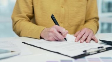 Çalışma masasında evrak işleriyle uğraşan iş kadınının ellerini kapat. Meşgul kadın çalışan, verilerin doğruluğunu onaylıyor ve kapalı alanda iş sözleşmesi imzalıyor.