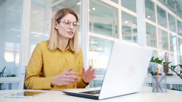 Pozytywne Blondynka Dojrzały Biznes Kobieta Projektant Patrząc Laptop Komputer Ekran — Wideo stockowe