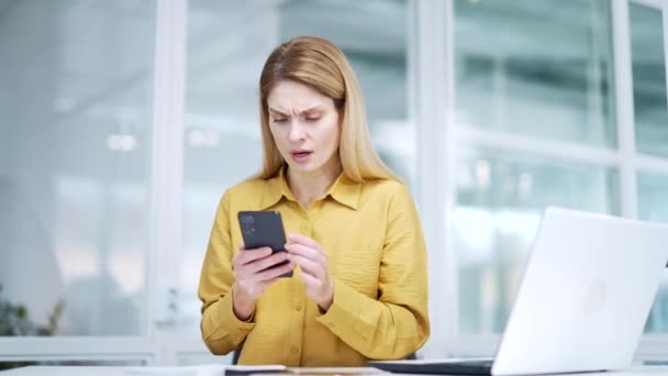 Mujer Negocios Madura Rubia Estresada Empresaria Que Lee Mensaje Teléfono — Vídeos de Stock