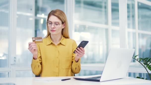 Stresujący Nerwowy Dojrzały Kobieta Biznes Karty Kredytowej Trzymać Smartfon Zły — Wideo stockowe