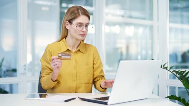 Gergin Stresli Kredi Kartı Sahibi Olgun Bir Kadını Online Sipariş — Stok video