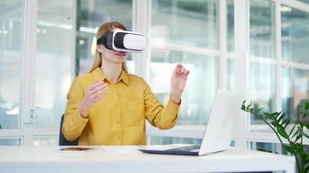 Portrait Mature Business Woman Entrepreneur Wearing Virtual Reality Headset Glasses — ストック動画