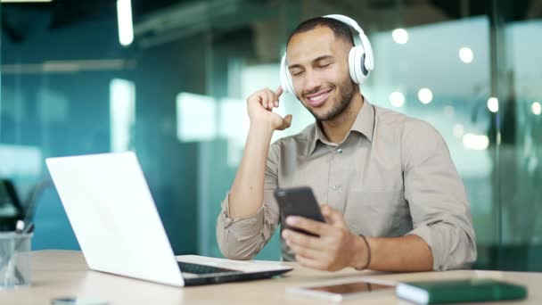 Jeune Homme Affaires Souriant Dans Casque Écoute Musique Aide Smartphone — Video