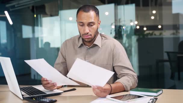 혼란에 사업가는 현대식 사무실에 작업에 어려움을 사업가는 서류를 벌려서 문제를 — 비디오