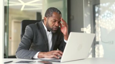 Resmi takım elbiseli, endişeli, olgun Afro-Amerikan adam, modern ofiste otururken bilgisayarından kötü haberler alıyor. Orta yaşlı üzgün bir işadamı, iş kayıplarıyla ilgili nahoş bir mesaj okuyor.