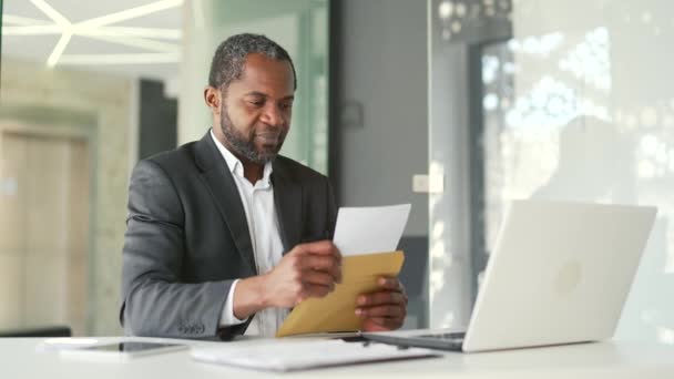 Boldog Afro Amerikai Üzletember Hivatalos Öltönyben Levelet Olvas Hírekkel Amíg — Stock videók