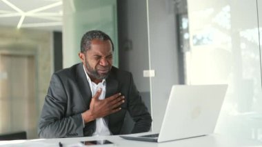 Ofiste masa başında otururken gergin ve göğüs ağrısı çeken resmi takım elbiseli Afro-Amerikan bir adam. Hasta bir erkek kalp krizi geçiriyor. Acil tıbbi yardıma ihtiyacı var.