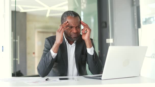 Dojrzały Afrykański Biznesmen Formalnym Garniturze Cierpiący Ból Głowy Podczas Pracy — Wideo stockowe