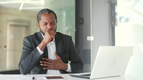 Yetişkin Bir Afro Amerikan Erkeği Bir Ofiste Çalışırken Dizüstü Bilgisayarla — Stok video