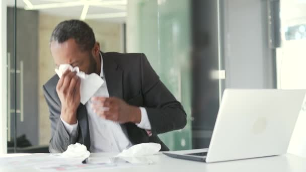 Dojrzały Amerykanin Afrykański Kicha Cierpiąc Sezonowe Alergie Siedząc Przy Biurku — Wideo stockowe