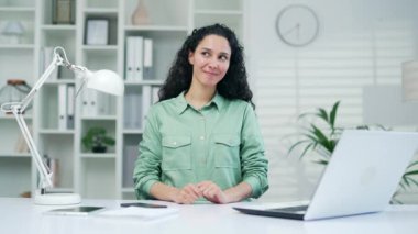 Şirin genç bayan çalışan bir jestle baş parmağını kaldırıyor. İş yerindeki bilgisayar masasında oturmak harika bir fikir. Kapalı alanda içgörü anı. Hoş, havalı, yeni bir fikir geliyor aklıma.