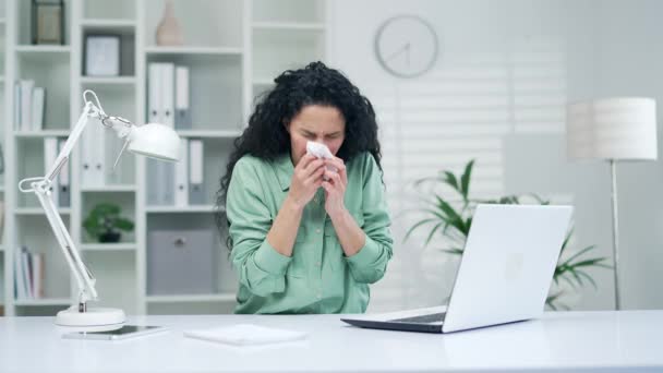 Pengusaha Wanita Muda Yang Sakit Menderita Alergi Musiman Bersin Dengan — Stok Video