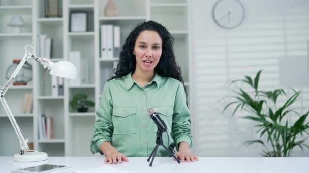 Genç Kadını Konuşuyor Profesyonel Eğitim Video Podcast Kaydediyor Ofisteki Bilgisayar — Stok video