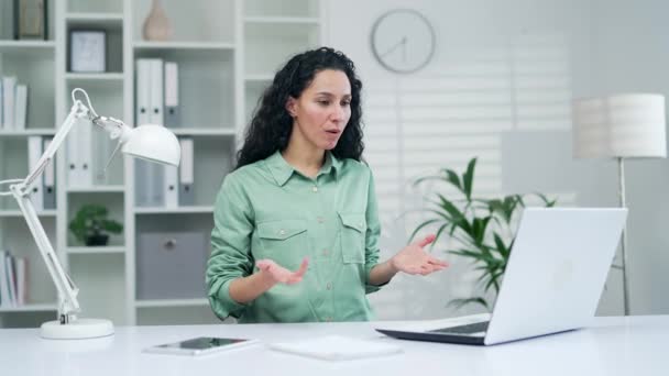 Mladý Zaměstnanec Businesswoman Mluvení Online Setkání Konferenční Video Hovor Konverzací — Stock video
