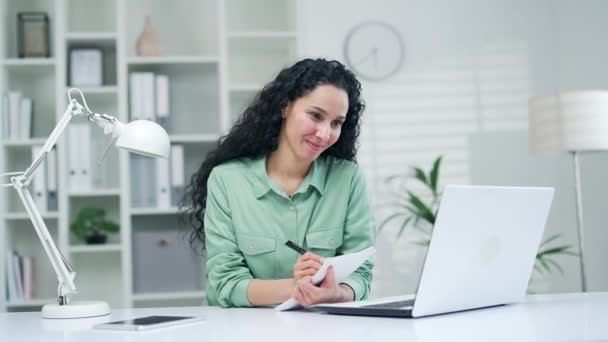 Szczęśliwa Młoda Kobieta Patrząc Komputer Praktykujący Język Obcy Nauczycielem Online — Wideo stockowe