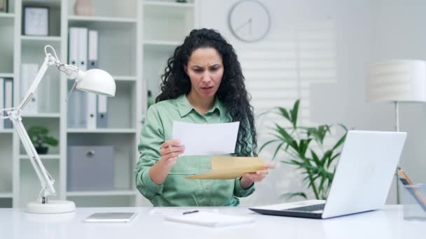 Kadın Açık Mektup Zarfı Kötü Haberlerle Dolu Ofis Işyerinde Oturan — Stok video