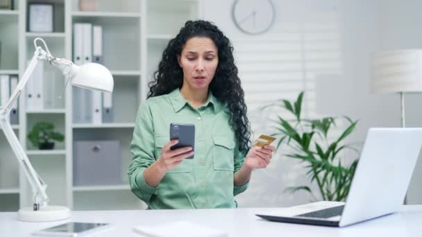 Gestresste Spaanse Zakenvrouw Werknemer Met Creditcard Telefoon Heeft Problemen Met — Stockvideo