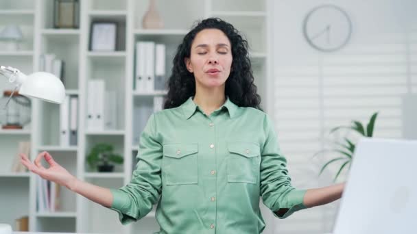 Tranquillo Lavoratore Dipendente Pratica Yoga Sul Posto Lavoro Ufficio Felice — Video Stock