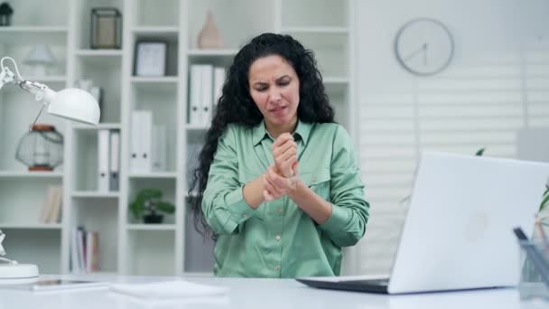 Młoda Pracownica Cierpiąca Bóle Stawów Masująca Dłoń Podczas Pracy Laptopie — Wideo stockowe