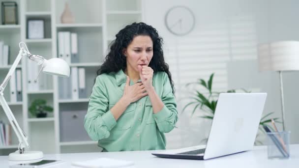 Una Empleada Enferma Tose Sosteniendo Pecho Trabajadora Oficina Con Gripe — Vídeos de Stock
