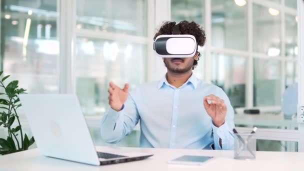 Joven Empresario Exitoso Usando Gafas Para Videollamadas Chat Línea Simulador — Vídeo de stock