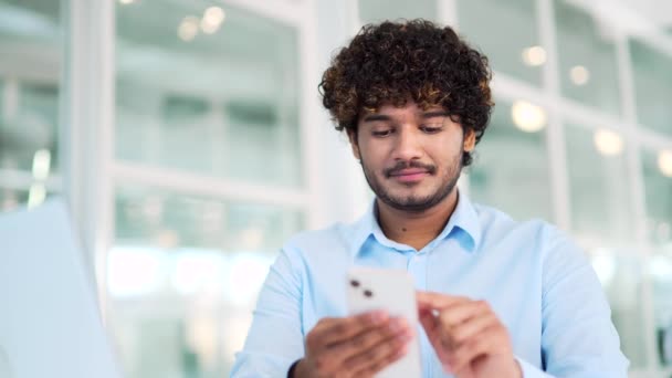 Närbild Ung Stilig Arbetare Använder Smartphone När Han Sitter Arbetsplats — Stockvideo