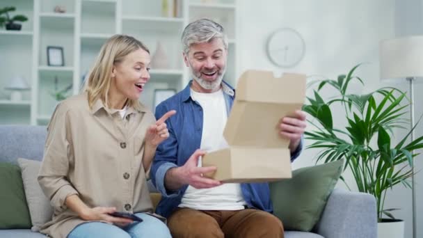 Emocionado Matrimonio Cliente Abre Paquete Casa Feliz Marido Esposa Compradores — Vídeos de Stock